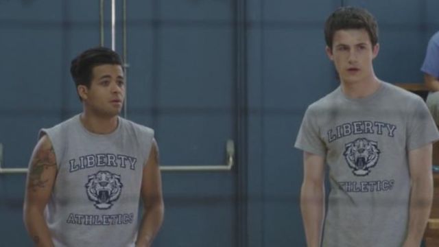 The t-shirt Liberty Athletics of Clay Jensen (Dylan Minnette) in 13 Reasons Why