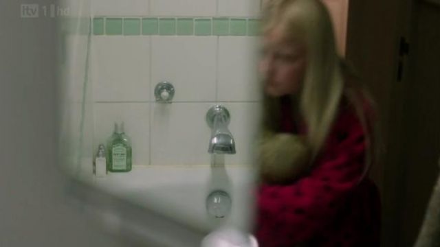 Bottle of L’Occitane Thé Vert shower gel in Whitechapel S03E05