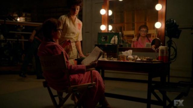 Bette Davis' (Susan Sarandon) Rayette Aquanet hairspray in Feud S01E07