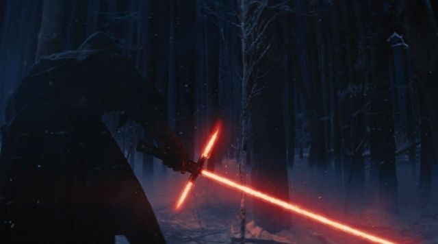 Le sabre laser de Kylo Ren (Adam Driver) dans Star Wars VII : Le réveil de la force