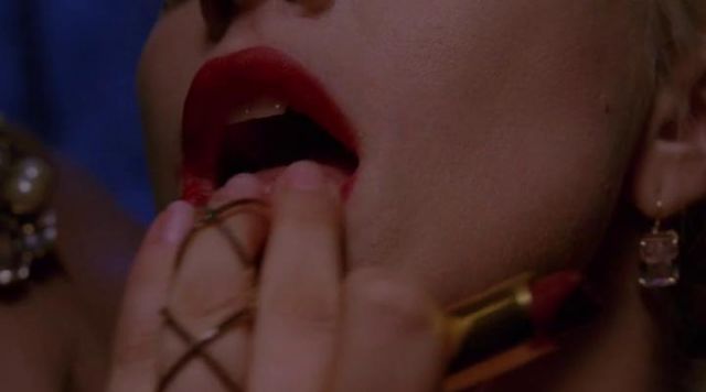 La comtesse Elizabeth (Lady GaGa) Bésame rouge à lèvres dans American Horror Story S05E01