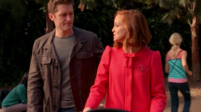 Le manteau corail Valentino porté par Emma Pillsbury (Jayma Mays) dans Glee S06E07