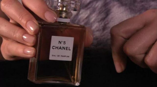 Blair Waldorf (Leighton Meester) Chanel pas de. 5 parfum dans Gossip Girl S04E13