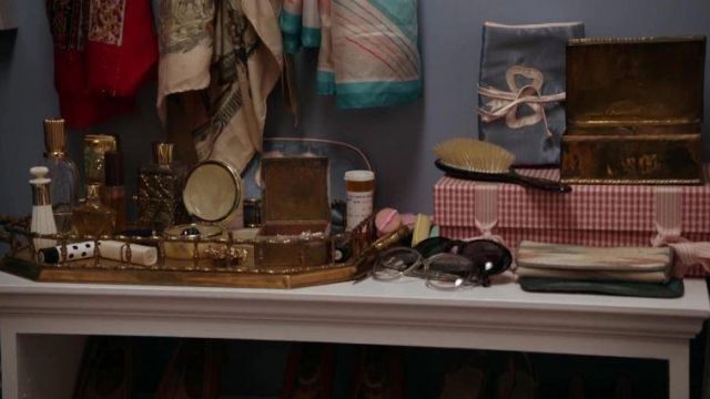 Carrie Bradshaw's mother's (AnnaSophia Robb) Escada perfume in The Carrie Diaries S01E01