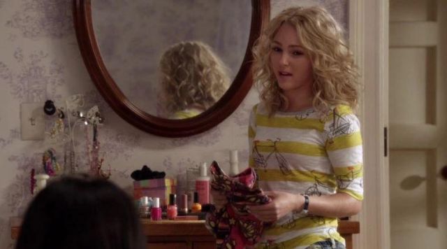 Carrie Bradshaw's (AnnaSophia Robb) Essie nail polish in The Carrie Diaries S02E01