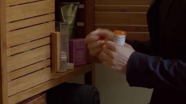 Carrie Mathison's (Claire Danes) L’Oreal shampoo in Homeland S01E05