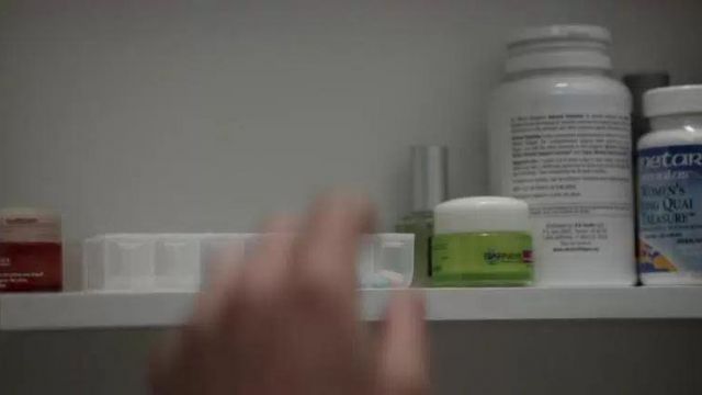 Carrie Mathison (Claire Danes) rafraîchissante crème pour les yeux dans la Patrie de la S03E05