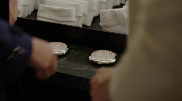 Lynne Reed's (Brianna Brown) Guerlain compacts in Homeland S01E02