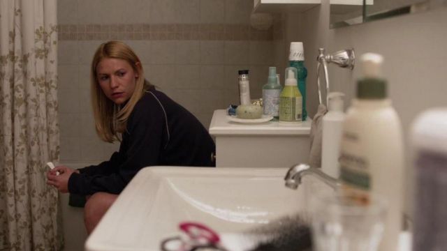 Carrie Mathison (Claire Danes) Aveeno lotion hydratante dans la Patrie de la S03E06