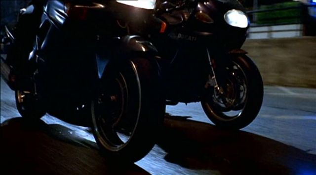 La moto Ducati ST2 de Zack (William Gregory Lee) dans Dark Angel