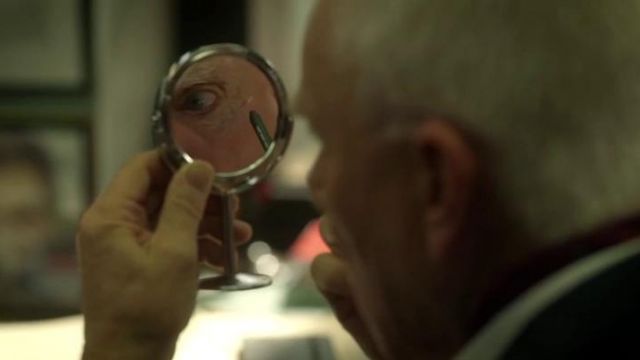 Lápiz de ojos MAC Powerpoint de Thomas Pembridge (Malcolm McDowell) en Mozart In The Jungle S01E03