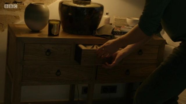 Jed Marshall's (Elizabeth Debicki) Cire Trudon candle in The Night Manager S01E03