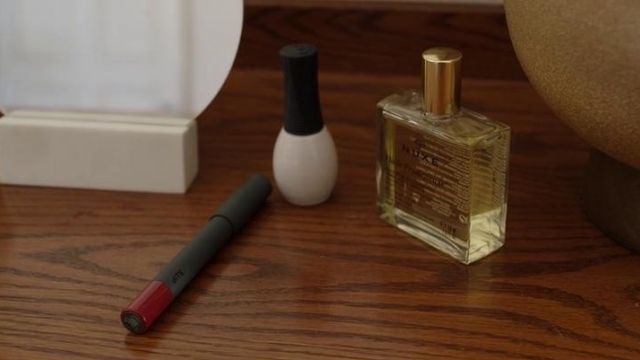 Tessa Lane's (Alexa Landeau) Nuxe dry oil in The Path S01E06