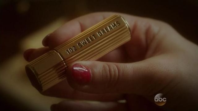 The lipstick Sweet Dreams of Peggy Carter (Hayley Atwell) in the Agent Carter S01E01