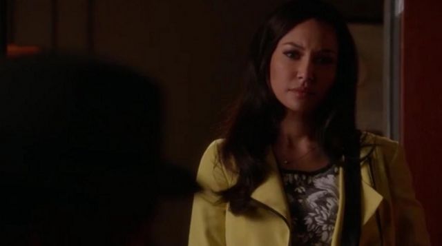 la veste jaune de San­tana Lo­pez (Naya Ri­vera) dans Glee S05E18