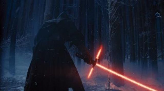 Le sabre laser de Kylo Ren (Adam Driver) dans Star Wars VII : le réveil de la force