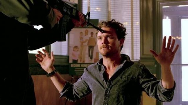 The black shirt of Martin Riggs (Clayne Crawford) in the lethal Weapon S01E01