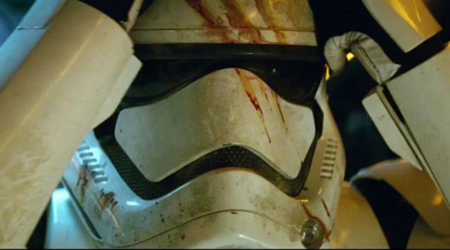 le casque de stormtrooper de Finn (John Boyega) dans Star Wars VII : Le Réveil de la Force