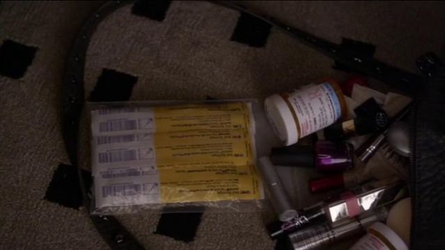 Emily Fields' (Shay Mitchell) L'Oréal lipstick in Pretty Little Liars S02E11