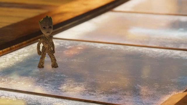 Bébé Groot avec la bombe réplique comme on le voit dans les Gardiens de La Galaxie Vol.2