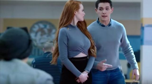 The earrings of Cheryl Blossom (Madelaine Petsch) in Riverdale S01E10