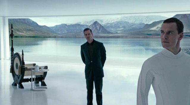 The side table by Eileen Gray in Alien : Covenant