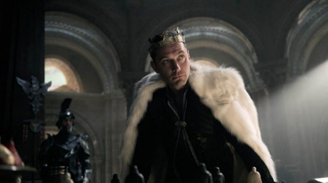 fourrure blanche de Jude Law dans Le Roi Arthur: La Légende d'Excalibur