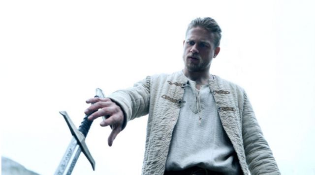 the tunic beige Charlie Hunnam in The King Arthur: The Legend of Excalibur