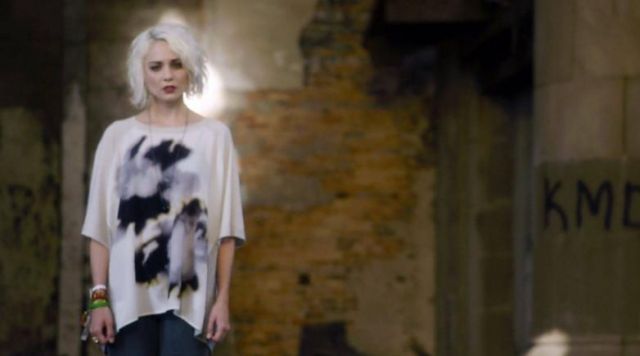 the oversize t-shirt Riley Blue (Tuppence Middleton) in Sense8 S01E01