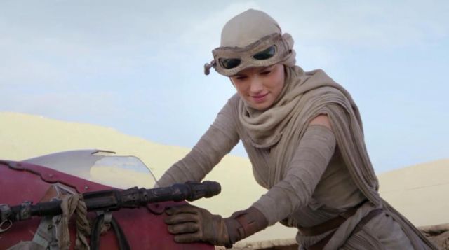 L'écharpe beige de Rey (Daisy Ridley) dans Star Wars VII : Le réveil de la Force