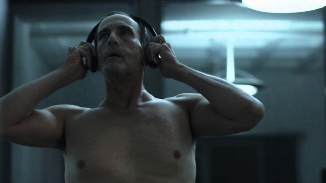 The headphone audio Bang & Olufsen of Aidan Macallan (Damian Young) in House of Cards