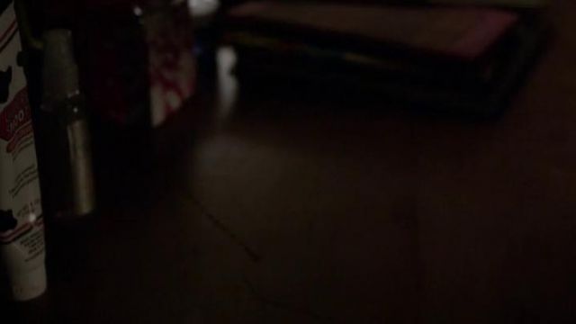 Aria Montgomery (Lucy Hale) Vachement Lisse crème pour les mains dans Pretty Little Liars S04E22