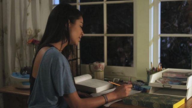 Esmalte de uñas rosa Milani de Emily Fields (Shay Mitchell) en Pretty Little Liars S01E16