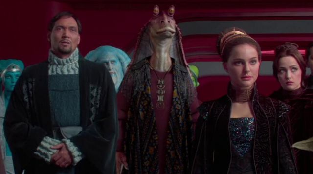 La robe et la cape de Padme Amidala (Nathalie Portman) dans Star Wars I : La menace fantôme