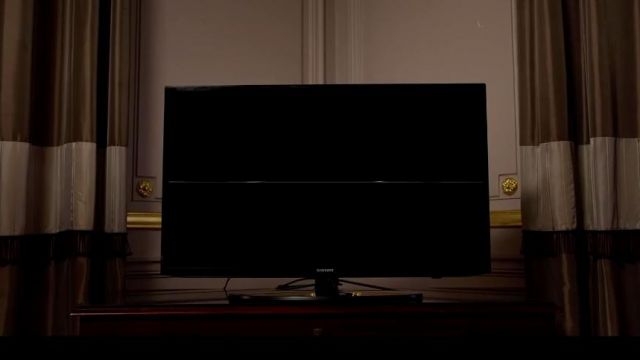 La télévision noire Samsung dans Lucy