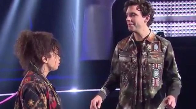 The jacket shirt tie-dye Valentino Mika in The Voice : the most beautiful voice in 2017