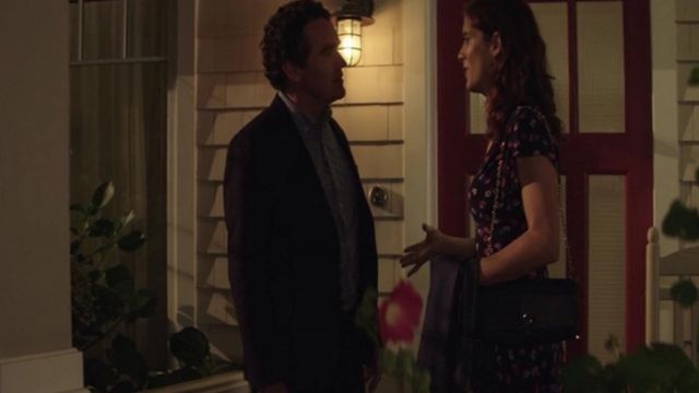 The flower dress of Olivia Baker (Kate Walsh) in 13 reasons why S01E04