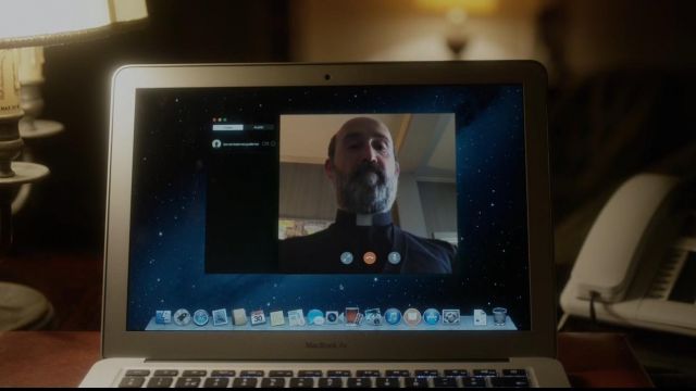 Le MacBook Air Apple vu dans The Young Pope
