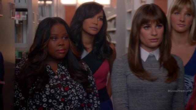 le pull gris col blanc de Ra­chel Berry (Lea Mi­chele) dans Glee S06E02