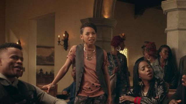The t-shirt featuring Samantha White (Logan Browning) in " Dear White People S01E07