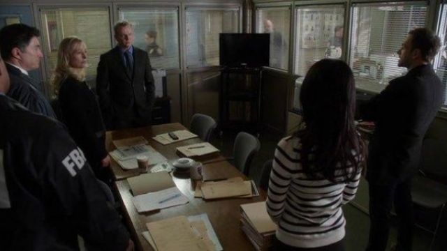The pull marinière with a peter pan collar of Dr. Joan Watson (Lucy Liu) in Elementary S01E14
