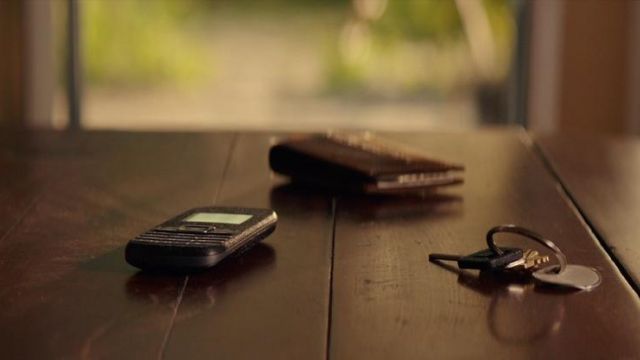 Le téléphone portable noir de Dawson Cole (James Marsden) dans "Une seconde chance"