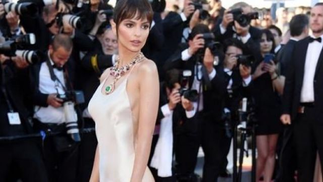 The satin dress Attico Emily Ratajkowski at the 70th Festival de Cannes