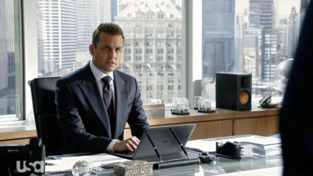 Laptop silver Dell Harvey Specter (Gabriel Macht) in "Suits"