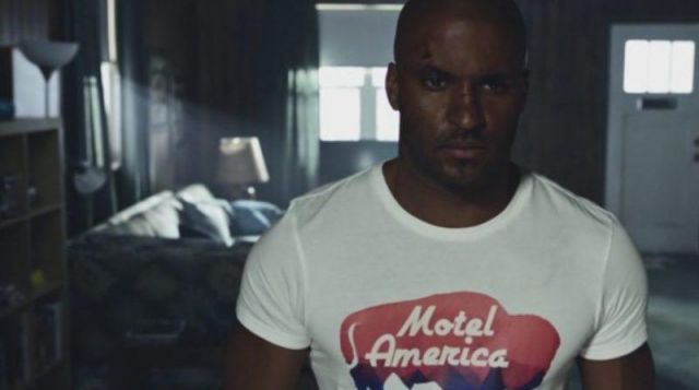 Le t-shirt Motel America de Shadow Moon (Ricky Whittle) dans American Gods Saison 1