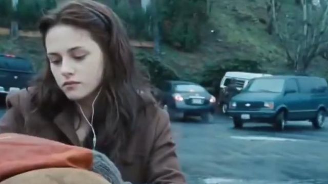 Les écouteurs blanc de Bella Swan (Kristen Stewart) dans Twilight, chapitre 1: Fascination