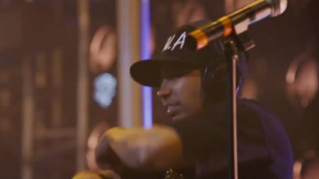 The audio headphones black Dj Yella (Neil Brown Jr.) in "NWA: Straight Outta Compton"