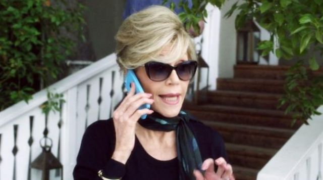 le portable de Grace (Jane Fonda) dans Grace and Fran­kie