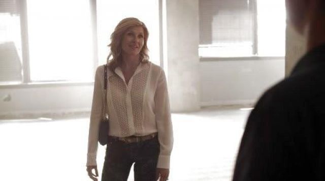 Le top en soie de Rayna Jaymes (Connie Britton) dans Nashville