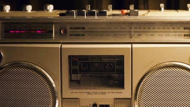The Radio-Cassette Panasonic Jonathan Byers (Charlie Heaton) seen in Stranger Things season 1
